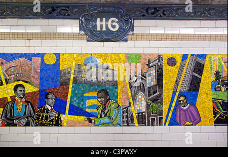 Mosaïque murale dans la 116e station de métro Harlem New York City Banque D'Images