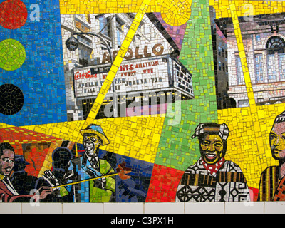 Mosaïque murale dans la 116e station de métro Harlem New York City Banque D'Images