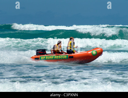 Des sauveteurs sur surf patrol, BP, le bateau de sauvetage Piha beach, Waitakere, côte ouest de l'île de Nouvelle-zélande Noth Banque D'Images