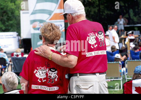 Couple T-shirt avec message sur la promotion de la danse carrée Retour - Venez danser avec nous Banque D'Images