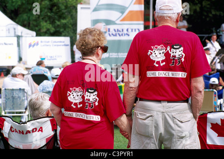 Couple de personnes âgées vêtus de T-shirt avec message sur la promotion de la danse carrée Retour - Venez danser avec nous Banque D'Images