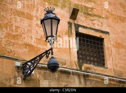 Vieille Lampe de rue sur mur avec fenêtre, Lecce, Puglia (Pouilles), Italie du Sud Banque D'Images