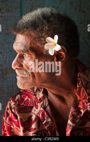 Homme Naveyago fidjien dans village, Sigatoka River, Ile de Viti Levu, Fidji. Banque D'Images