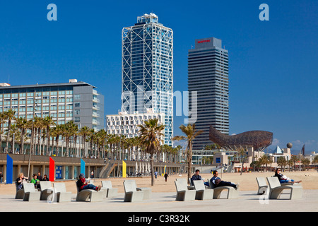 Barcelone, la plage de Barceloneta, le peix ou la ballena (baleine) par Frank O. Gehry et l'hôtel Arts tower dans l'arrière-plan Banque D'Images