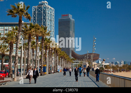 Espagne, Catalogne, Barcelone et Twin Towers Mapfre et Arts de la plage de Bogatell Banque D'Images