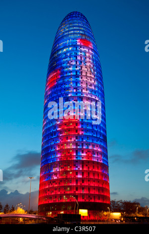 Vue sur la Torre Agbar Agbar (clocher) et les toits de Barcelon, Espagne. Le bureau de 32 étages 142 m mesures highrise Banque D'Images