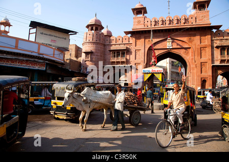 Le trafic urbain et routier avec des personnes, véhicules, animaux, camel dans Bikaner, Rajasthan, Inde, Asie Banque D'Images