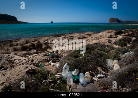 Les bouteilles en plastique, échoués sur la plage de Balos, sur la péninsule de Gramvousa, dans le nord-ouest de Crète, Grèce. Banque D'Images