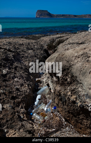 Les bouteilles en plastique, échoués sur la plage de Balos, sur la péninsule de Gramvousa, dans le nord-ouest de Crète, Grèce. Banque D'Images