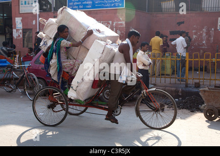 Man riding bicycle et transportant des marchandises dans la région de Delhi, Inde Banque D'Images