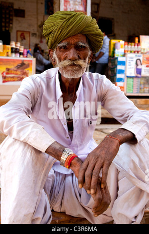 Le vieil homme, personnes âgées, personnes âgées, personne à Jaisalmer, Rajasthan, Inde, Asie Banque D'Images