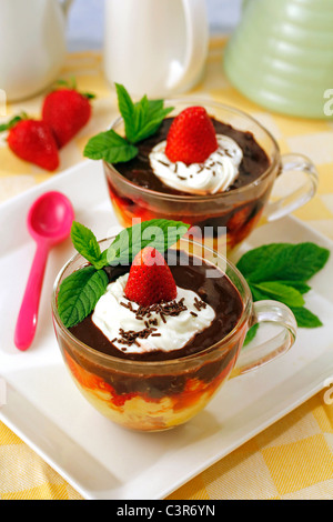 Trifle fraises. Recette disponible. Banque D'Images