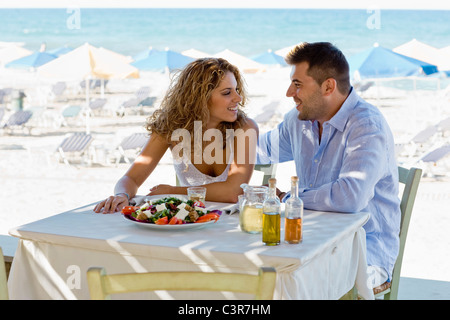 Couple en train de déjeuner près de la plage Banque D'Images