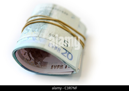 Une bande élastique repliée autour d'un lot de 5, 20 et 10 euro note Banque D'Images