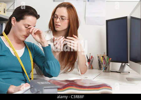 2 femmes ayant une discussion Banque D'Images