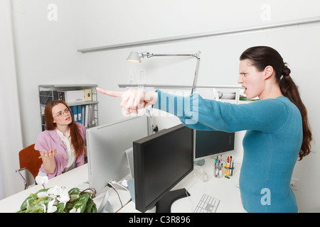 Les femmes qui travaillent dans un bureau Banque D'Images