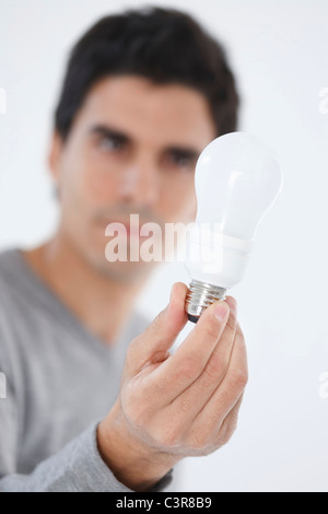 Man holding lightbulb Banque D'Images