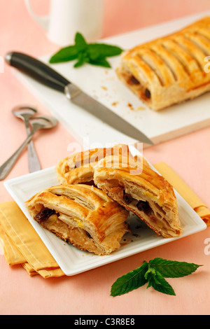 Strudel aux pommes et raisins secs. Recette disponible. Banque D'Images