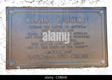 Monument en bronze plaque à Clara Barton, fondatrice de la Croix-Rouge américaine sur le champ de bataille national d'Antietam. Banque D'Images