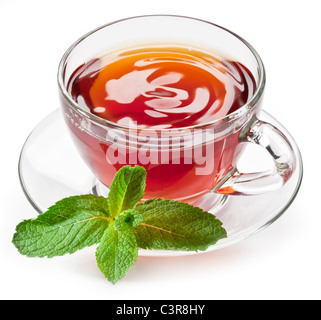 Tasse de thé à la menthe isolé sur un fond blanc. Banque D'Images