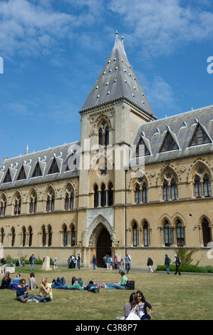 Oxford baignée de soleil au printemps,un endroit à visiter ou d'étude, les visiteurs à l'extérieur de l'Université Museum Banque D'Images