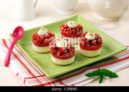 La crème glacée avec des fraises et du fromage. Recette disponible. Banque D'Images