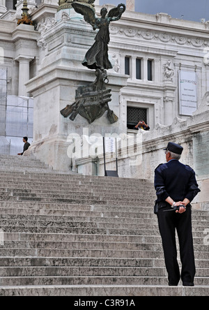 Un policier gardant un oeil vigilant sur le monument Vittorio Emanuelle, Rome. Banque D'Images