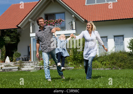 Allemagne, Munich, Family having fun in front of house Banque D'Images