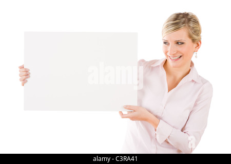 Happy businesswoman tenir de côté en blanc bandeau publicitaire sur white Banque D'Images