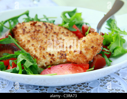 Avec salade de roquette, fromage frit et des légumes frais Banque D'Images