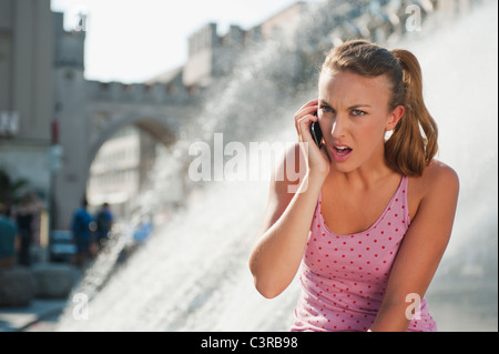 Allemagne, Munich, Karlsplatz, jeune femme au téléphone Banque D'Images