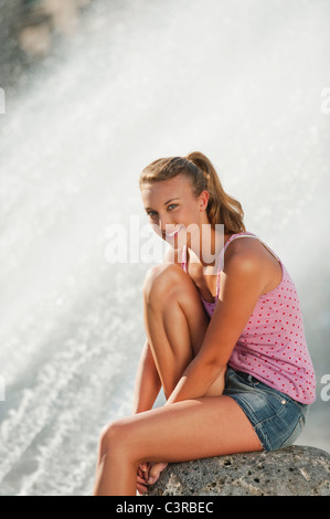 Allemagne, Munich, Karlsplatz, young woman smiling, portrait Banque D'Images