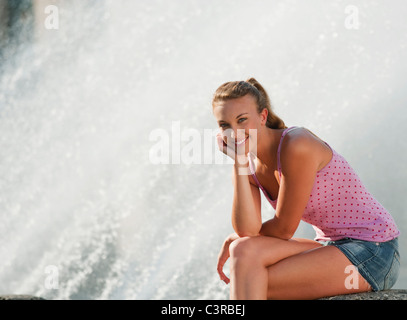 Allemagne, Munich, Karlsplatz, young woman smiling, portrait Banque D'Images