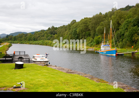 Bateaux amarrés sur le Canal Calédonien à Gairlochy Verrouillage du fond en Ecosse Banque D'Images