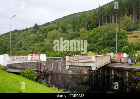 Vue de l'ouverture du pont tournant sur le Canal Calédonien à Gairlochy Verrouillage du fond en Ecosse Banque D'Images