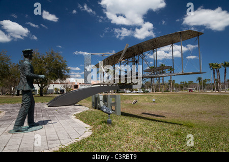 Taille de la vie réplique de premier avion et les frères Wright à l'université aéronautique Embry-Riddle, Daytona Beach, Floride, USA Banque D'Images
