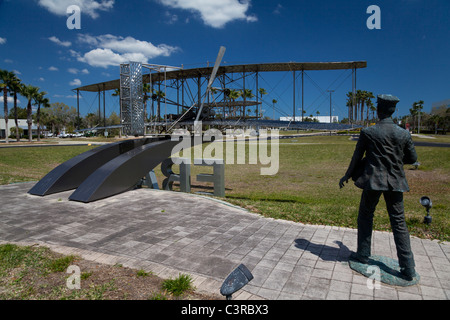 Taille de la vie réplique de premier avion et les frères Wright à l'université aéronautique Embry-Riddle, Daytona Beach, Floride, USA Banque D'Images