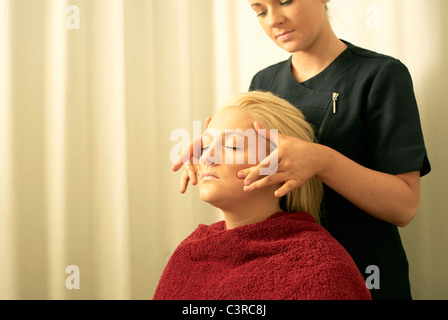 Donner Esthéticienne Massage du visage Banque D'Images