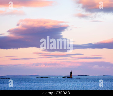 Coucher de ciel au-dessus de l'île rocheuse de la lumière, de la Ram comme vu de la Portland Head Light, Portland, Maine, USA Banque D'Images