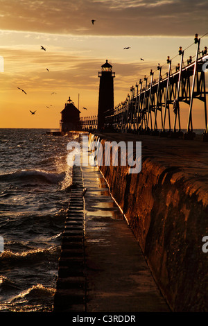 Coucher du soleil au sud de Grand Haven Pierhead Leuchtturm, Michigan, USA Banque D'Images