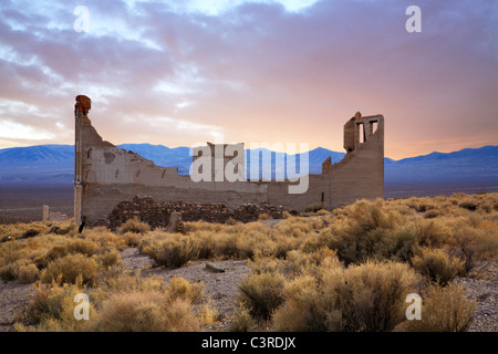 Une structure en ruine dominant la vallée de l'Amargosa Rhyolite au Nevada, USA, une ville abandonnée près de la vallée de la mort Banque D'Images