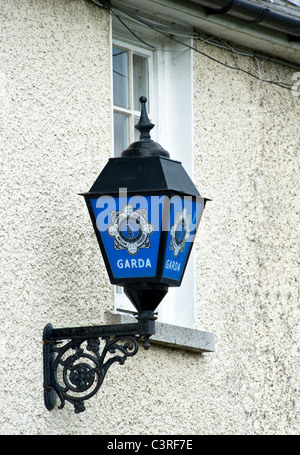 Une lampe traditionnelle enseigne à l'extérieur d'une station de police (Garda) en Irlande. Skerries, comté de Dublin, Irlande Banque D'Images