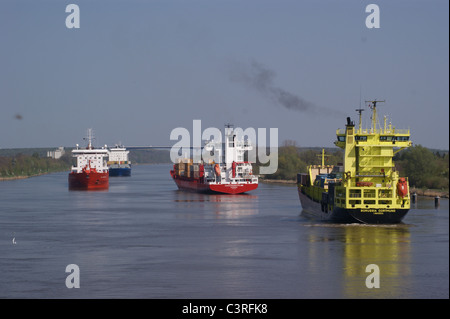 Cargos, navires marchands sur le Canal de Kiel, Schleswig-Holstein, Allemagne Banque D'Images