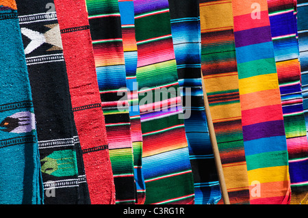 Une rangée de couvertures mexicaines colorées sur l'affichage pour la vente à un marché de rue se tenir à Puerto Vallarta, au Mexique. Banque D'Images