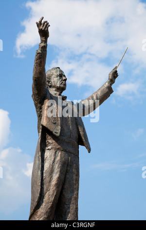 Statue du compositeur Gustav Holst effectuant de poser dans les jardins impériaux Angleterre Gloucestershire Cheltenham Spa GO UK EU Europe Banque D'Images