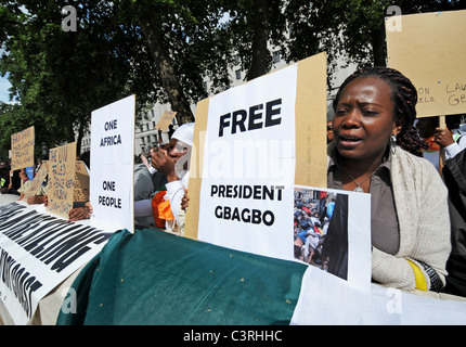 Le Président Gbagbo pro français protester contre l'ingérence de l'ONU et de l'élection, l'arrimage et la création d'une guerre civile en Côte d'Ivoire Banque D'Images