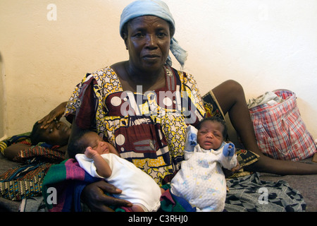 Bébés jumeaux ,à l'hôpital maternité Betou MSF République du Congo Banque D'Images