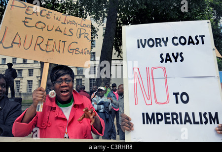 Le Président Gbagbo pro français protester contre l'ingérence de l'ONU et de l'élection, l'arrimage et la création d'une guerre civile en Côte d'Ivoire Banque D'Images