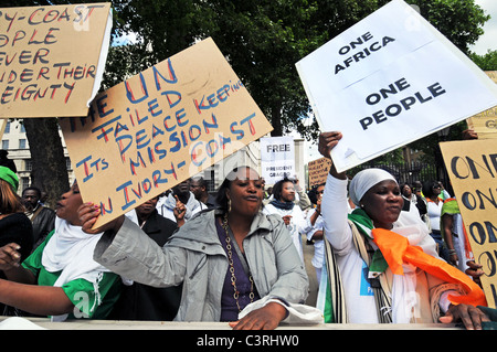 Le Président Gbagbo pro français protester contre l'ingérence de l'ONU et de l'élection, l'arrimage et la création d'une guerre civile en Côte d'Ivoire Banque D'Images