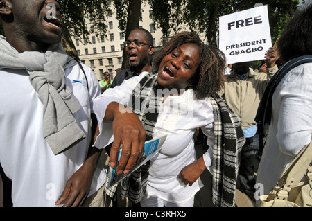 Le Président Gbagbo pro français protester contre l'ingérence de l'ONU et de l'élection, l'arrimage et la création d'une guerre civile en Côte d'Ivoire Banque D'Images